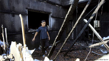 un niño palestino en la casa incendiada por colonos judíos Palestinos forman brigadas de voluntarios tras ataque israelí